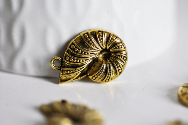 EP Pendentif coquillage doré, coquillage doré, argent tibétain,pendentif doré,coquillage or,création bijoux, x 5,23mm-G1302