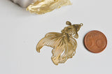 EP Pendentif estampe filigrane poisson japonais laiton doré 49 x 31 mm, x2 G3638