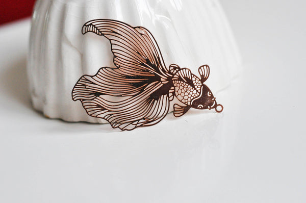 EP-Pendentif estampe filigrane poisson japonais laiton or rose 49x31mm, x 2 G3639