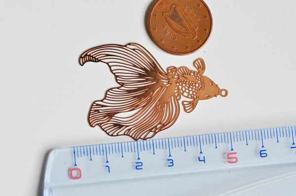 EP-Pendentif estampe filigrane poisson japonais laiton or rose 49x31mm, x 2 G3639