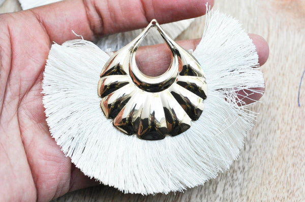 EP -Pendentif large pompon fil blanc écru support doré,pendentif en fil sur support doré, 85-92mm, x 2, G4537