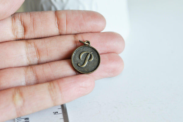 EP Pendentif médaille rondes initiale P, pendentif bronze, médaillon lettre, création bijoux,médaille lettre ,2.1cm-G1115 -