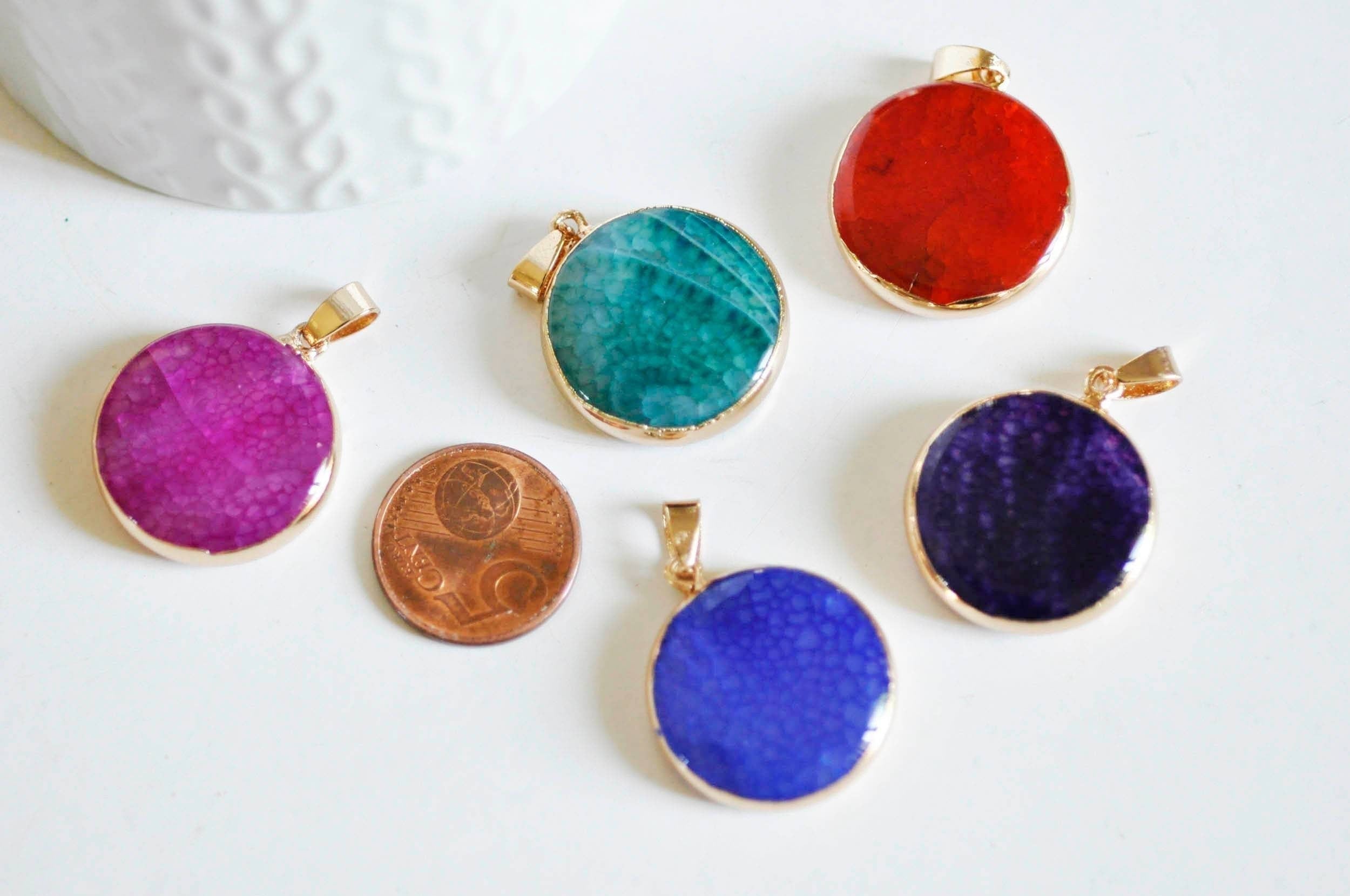 EP Pendentif rond doré agate colorée, support doré, ,agate,pierre naturelle,24mm, x1,G0384