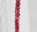 EP Perle agate naturelle teintée rouge magenta 4mm facettes, x1 fil de 35cm- G07