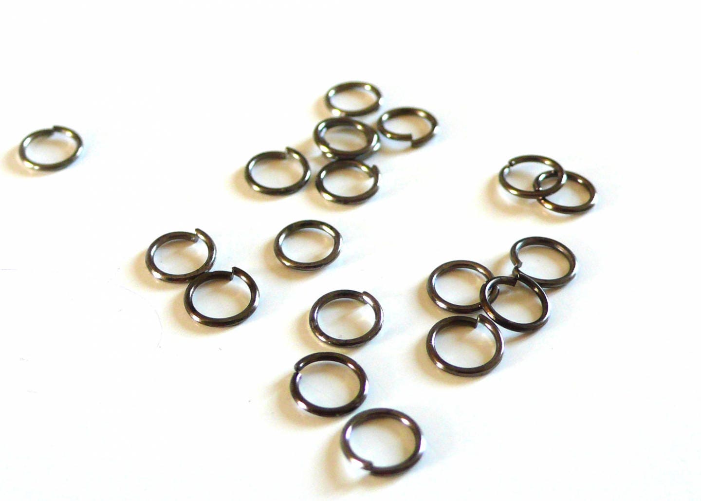 EP anneaux ronds métalgun, fournitures créatives, anneaux ouverts, fournitures noires,création bijoux, apprêts noirs,anneaux noirs,les 20, 7mm