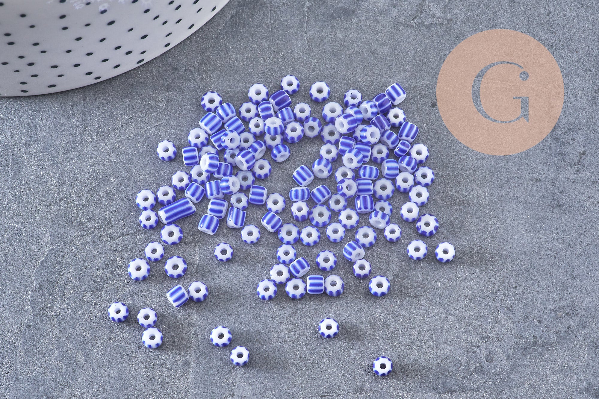 Grosse Perle rocaille rayé bleu blanc 3-4.5mm, x10gr (G9280)