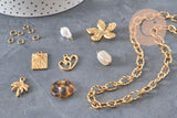 Kit collier DIY en acier inoxydable doré avec chaîne à maillons, breloques cœur, fleur, perles nacrées et anneaux.