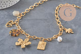 Collier DIY en chaîne dorée acier inoxydable 304 avec breloques cœur, fleur, perles nacrées et médaillons sur fond gris.