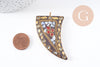 Pendentif Corne en laiton et pierres, pierre naturelle, pendentif doré, pendentif pierre, pendentif tibétain, 61mm, x1 (G3086)
