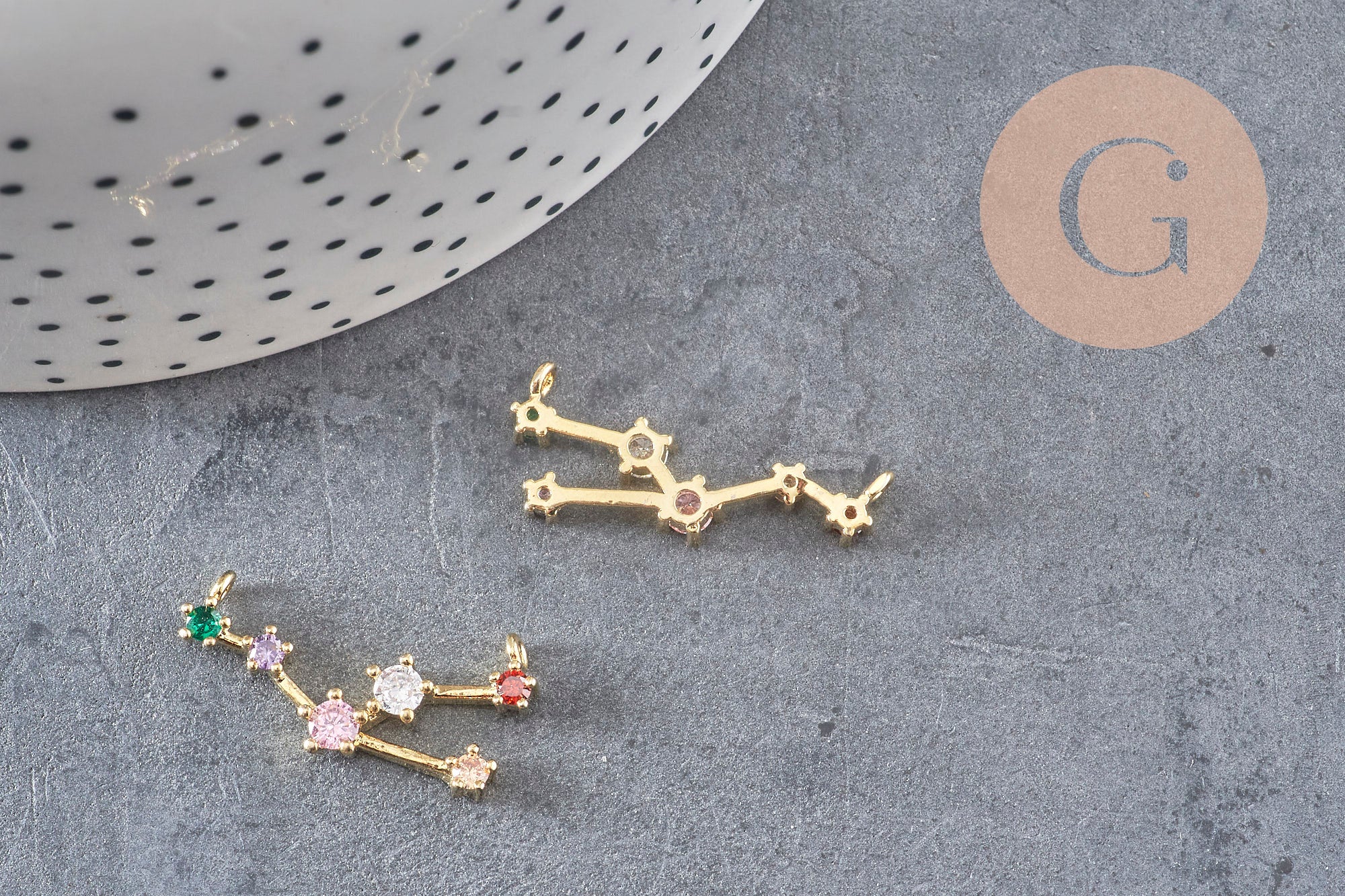 Pendentif constellation laiton doré zircons, un pendentif celeste du signe horoscope du Taureau,26.5mm x1 (G4927)