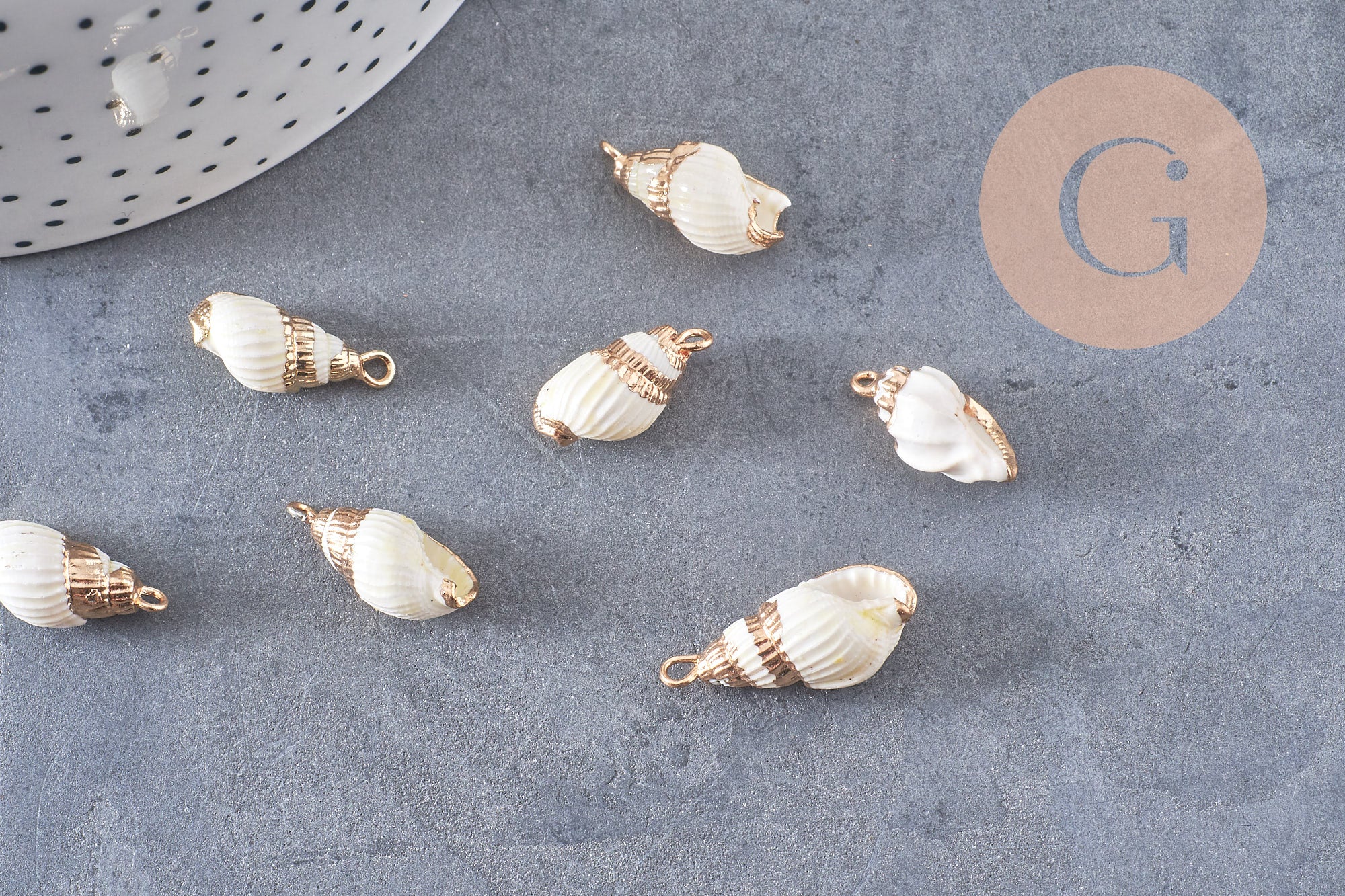 Pendentif coquillage blanc spirale fer doré 20mm, x2 (G0706)