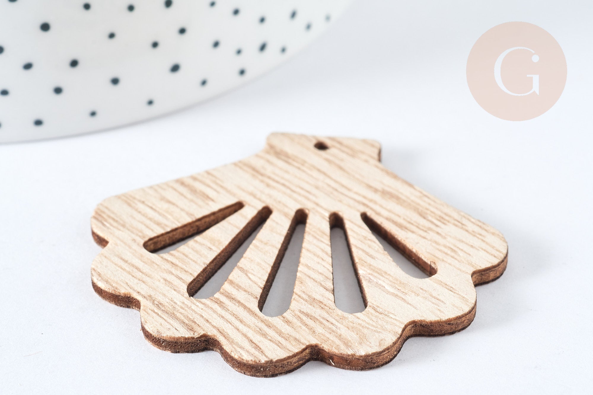 Pendentif en bois coquillage ajouré 52mm, x2 (G7275)