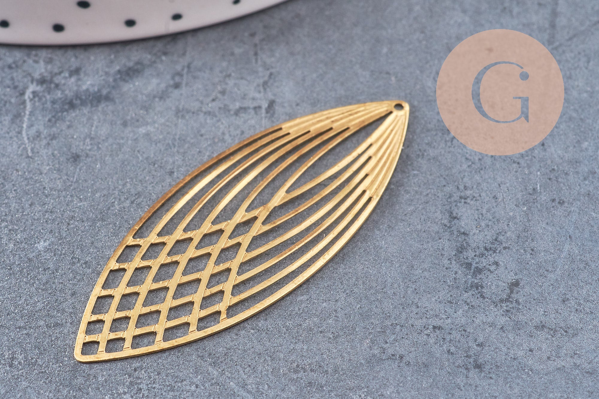 Pendentif estampe filigrane feuille ovale laiton brut 56mm, x2 (G10930)