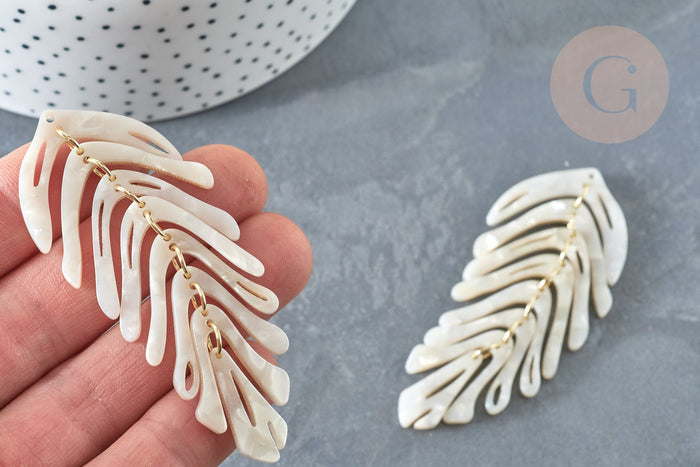 Pendentif feuille acétate blanc fer doré 70-76mm, plastique, x2 (G7351)