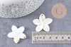 Pendentif fleur à pétales nacre blanche naturelle 31-34.5mm, x2 (G10226)