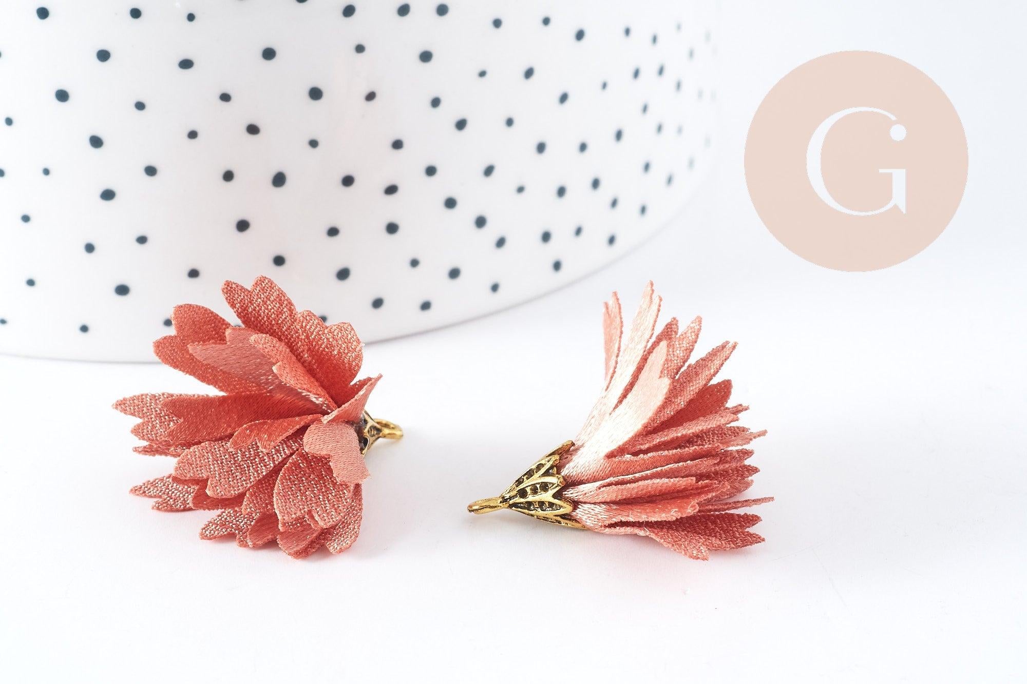 Pendentif fleur soie rose corail zamac doré 29-36mm, création bijou fleur en tissu, x2 (G8990)