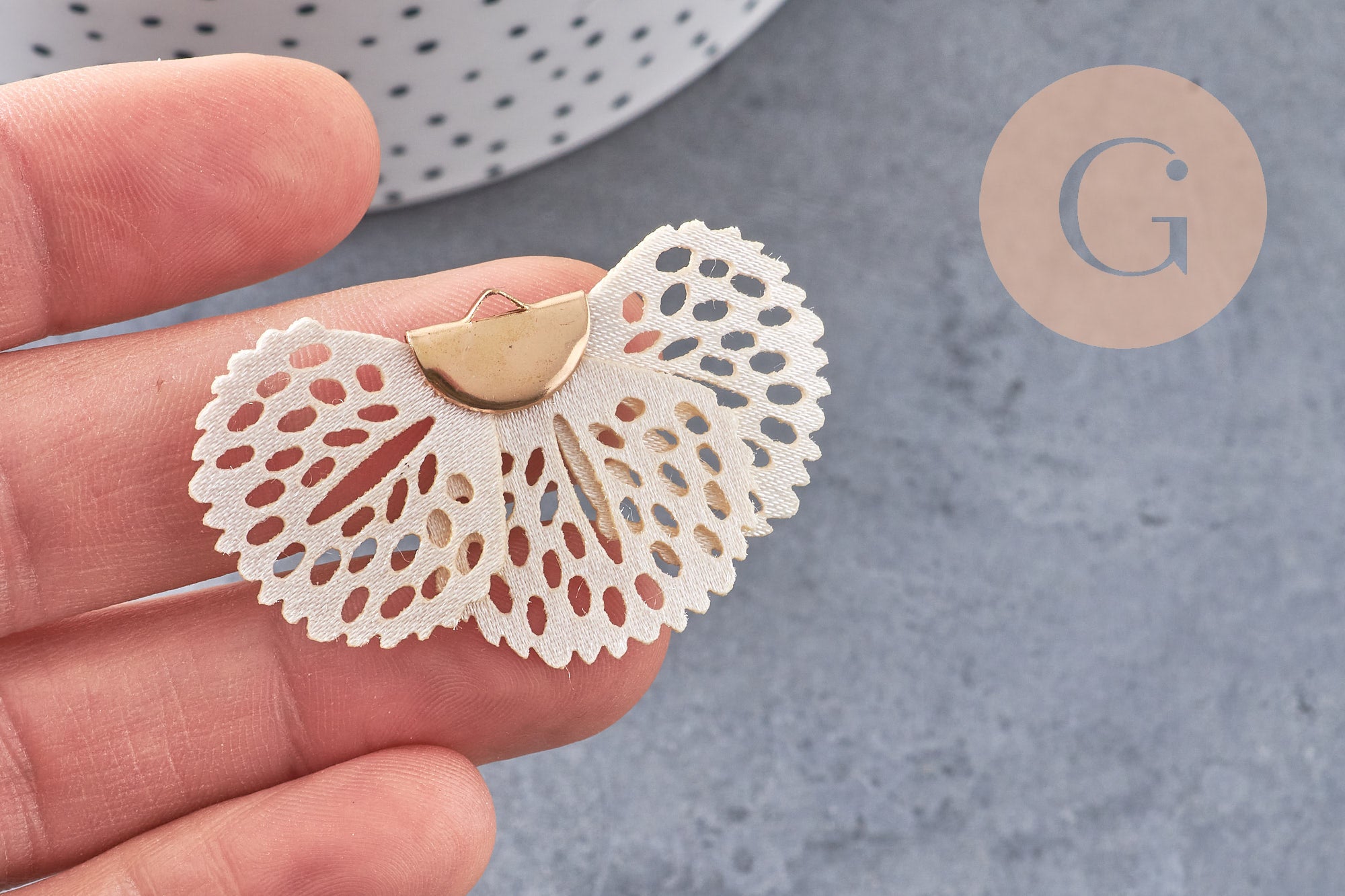 Pendentif fleur tissu soie blanche support doré,pendentif fleur en dentelle de tissu, 25x38mm, x 2 (G4539)