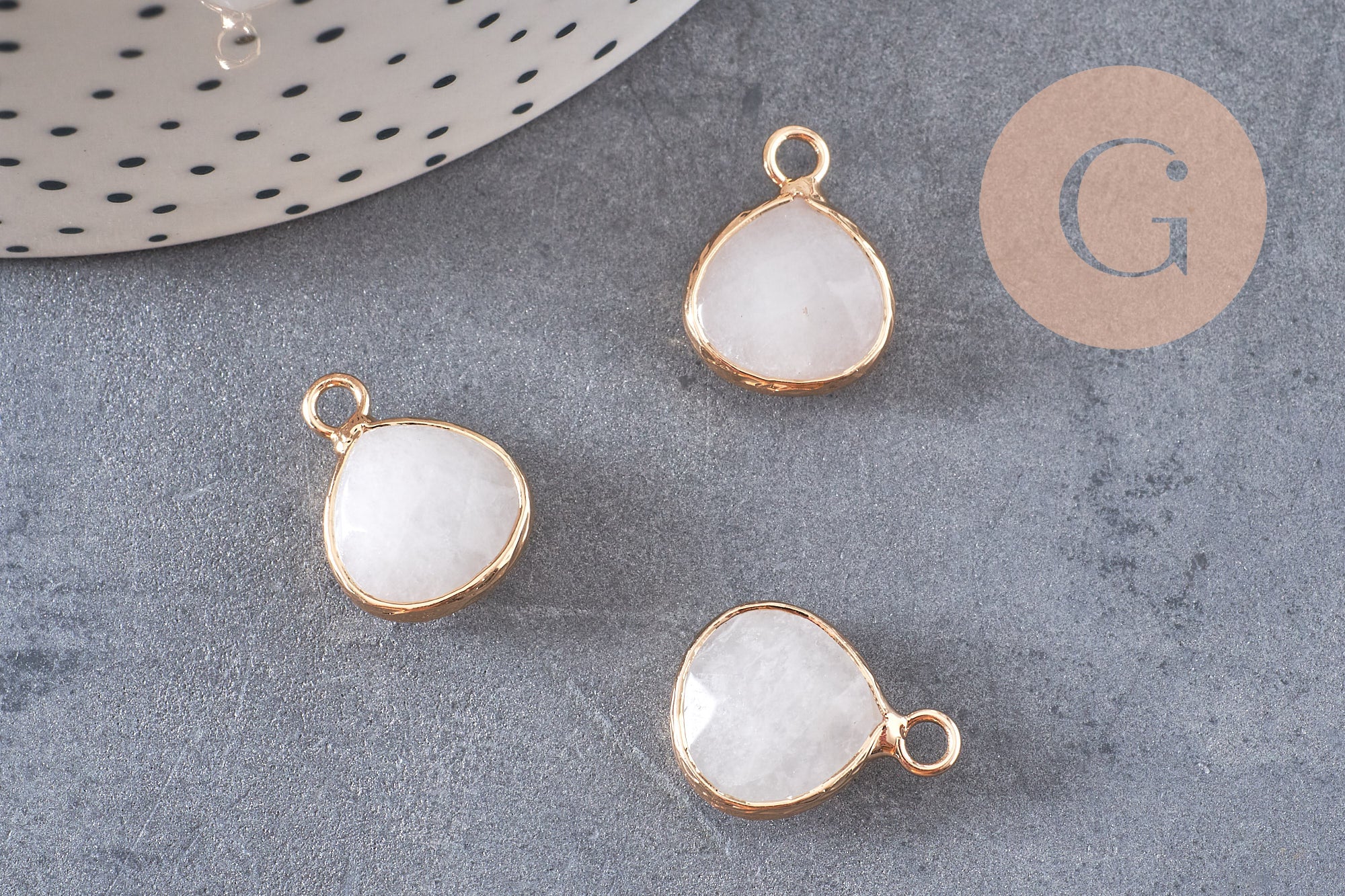 Pendentif goutte jadenaturel teinté blanc laiton doré 18mm, pendentif bijoux pierre naturelle x1 G0789