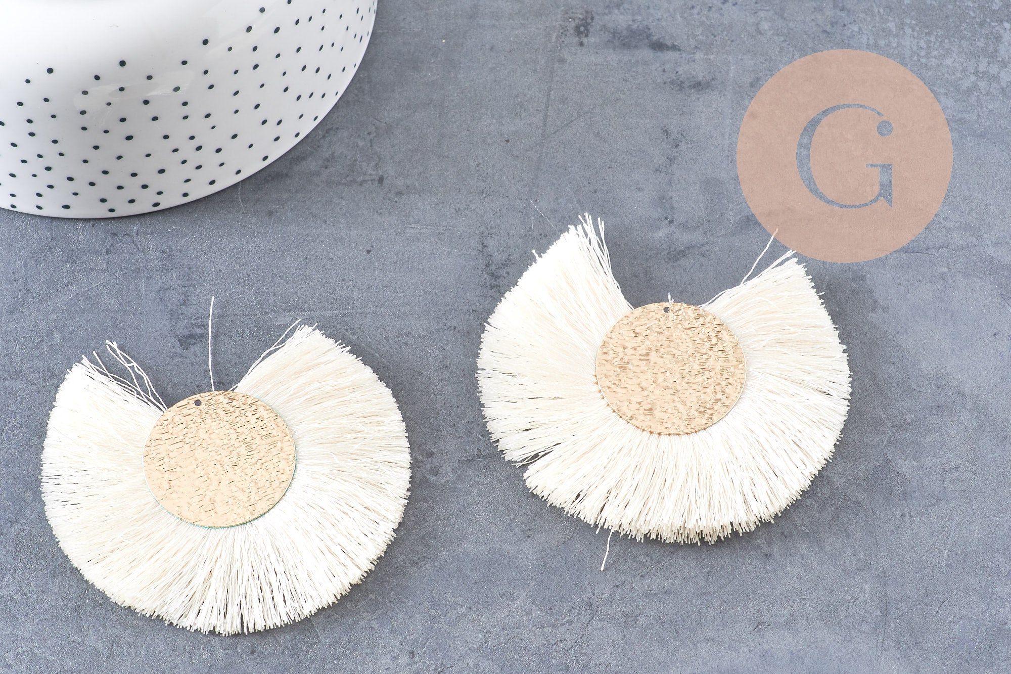 Pendentif large pompon fil blanc écru or support doré,création boucles oreille, pendentif fil or, 70-80mm, x 2 (G4531)