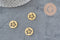 Pendentif médaille fleur tropicale acier 201 inoxydable doré 15mm x1 VALIDE-Breloques et pendentifs-Gingerlily Perles