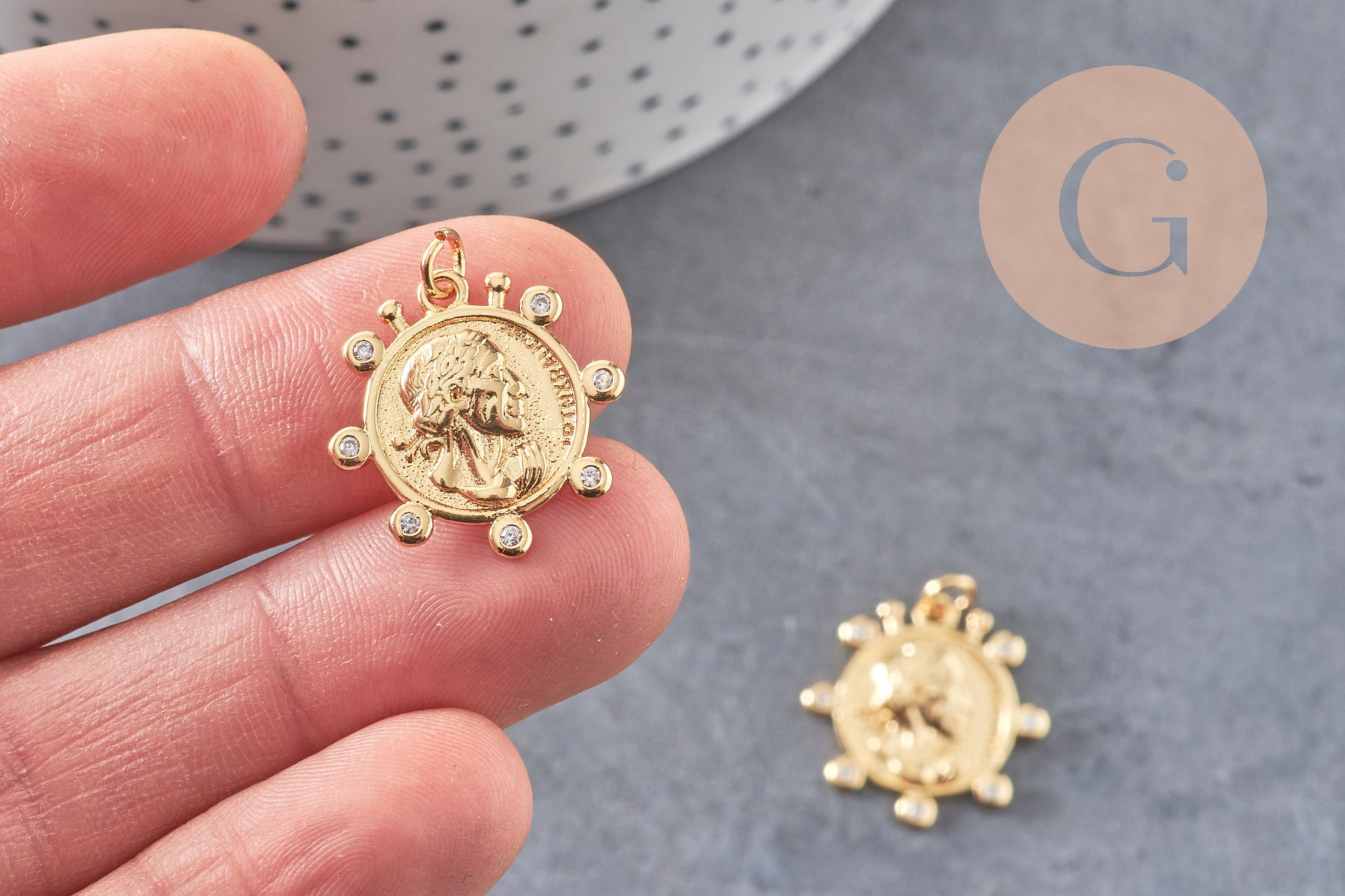 Pendentif médaille ronde monnaie zircons, pendentif doré, médaillon,métal doré, ,21mm x1 (G3476)