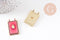 Pendentif rectangle émaillé coeur sacré rose zircons laiton doré 36mm, x1 (G10941)