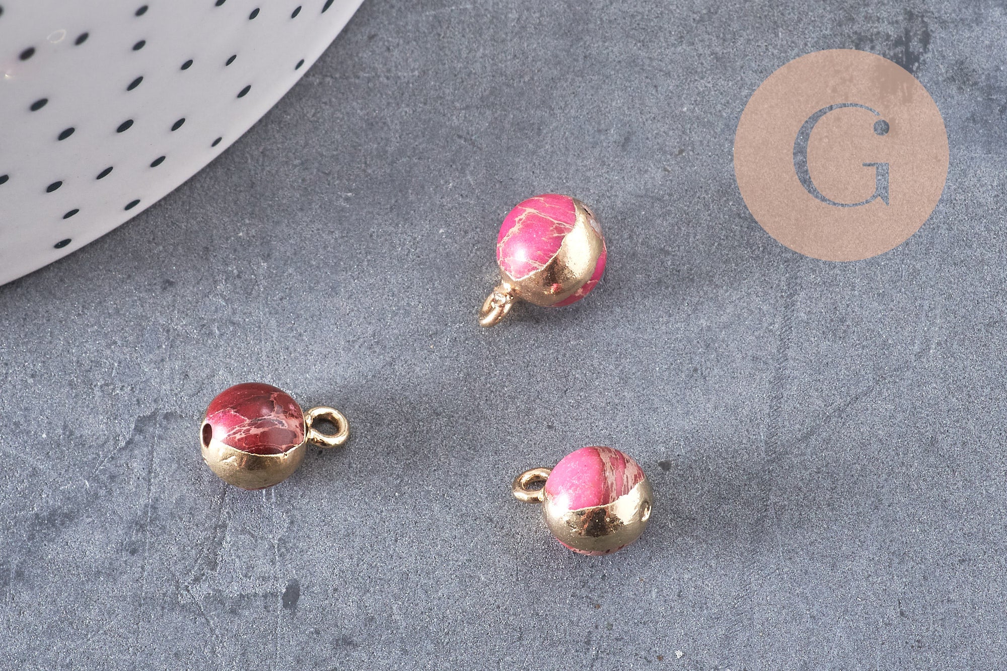 Pendentif regalite rouge, pierre brute,création bijoux, pendentif doré, pierre naturelle,régalite naturelle,12mm, x1 G3539