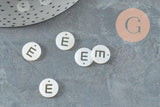 Pendentif rond lettre majuscule évidée nacre blanche naturelle 12mm, x1 (G9761)