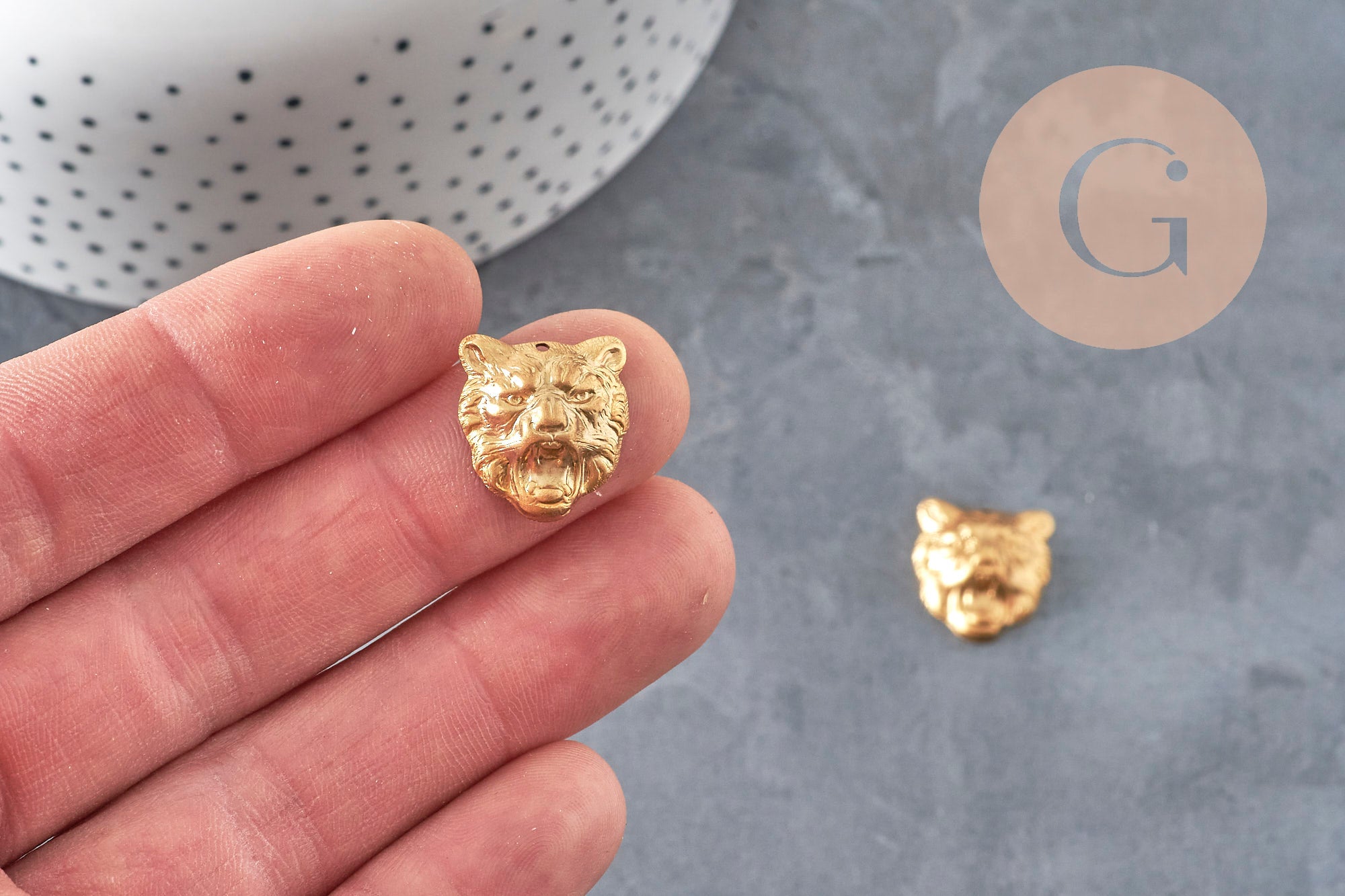 Colgante tigre relieve latón bruto 16mm, x1 (G10163)