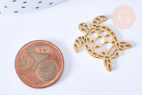 Pendentif tortue acier 201 inoxydable doré 18K 24mm, x1 (G7128) posé à côté d’une pièce de 5 centimes pour comparaison de taille, forme stylisée et finition lisse.
