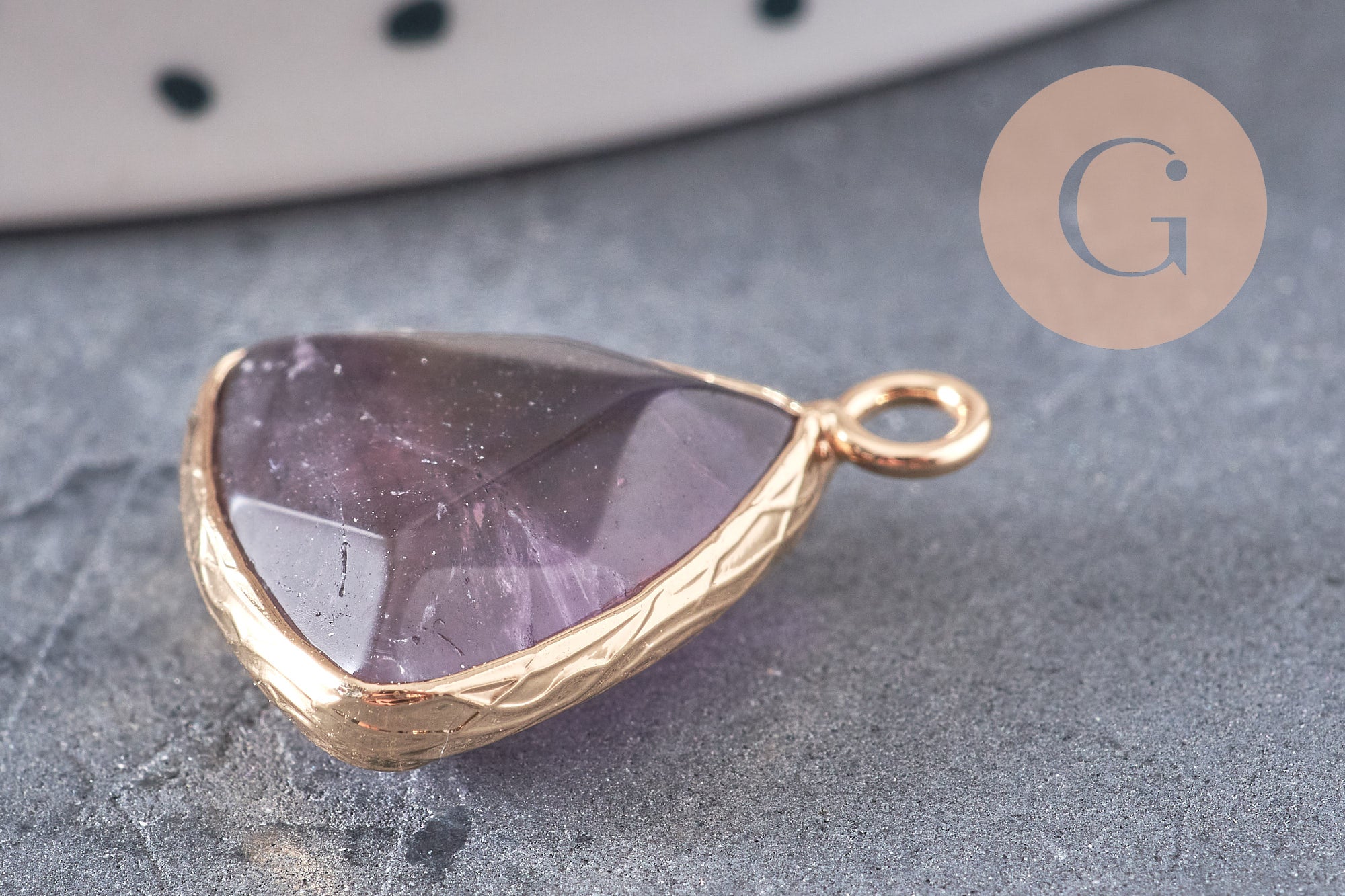 Pendentif triangle améthyste violette, pendentif pierre, support doré, création bijoux pierre naturelle, 19mm, x1 G3938