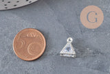 Pendentif triangle 11mm en cristal zircon et zamac argenté, à côté d'une pièce de 5 centimes.