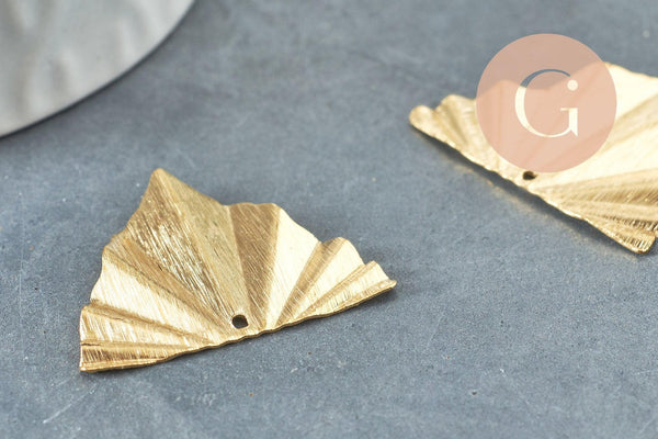 Pendentif triangle éventail plié laiton brut texturé 29x22mm, un Pendentif doré en laiton brut, X2 (G3221)