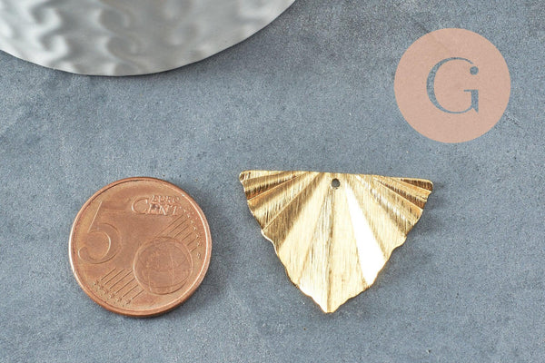 Pendentif triangle éventail plié laiton brut texturé 29x22mm, un Pendentif doré en laiton brut, X2 (G3221)