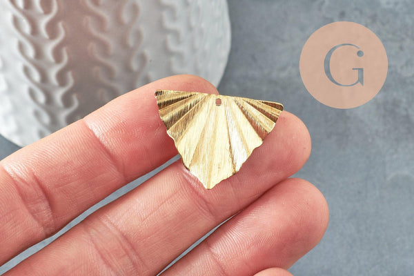 Pendentif triangle éventail plié laiton brut texturé 29x22mm, un Pendentif doré en laiton brut, X2 (G3221)