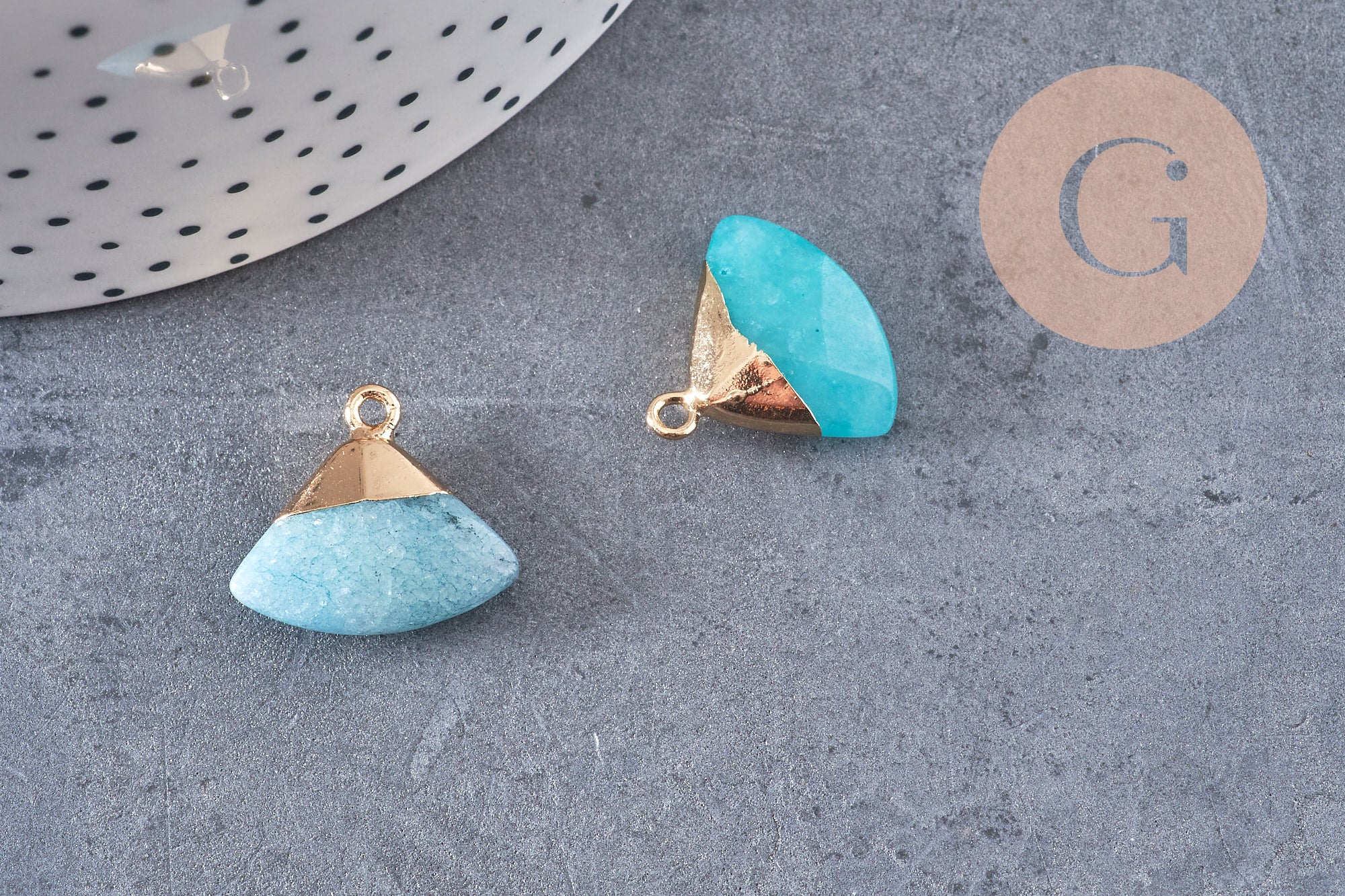 Pendentif triangle jade naturel bleu laiton doré facettes 20mm,x1 (G1237)