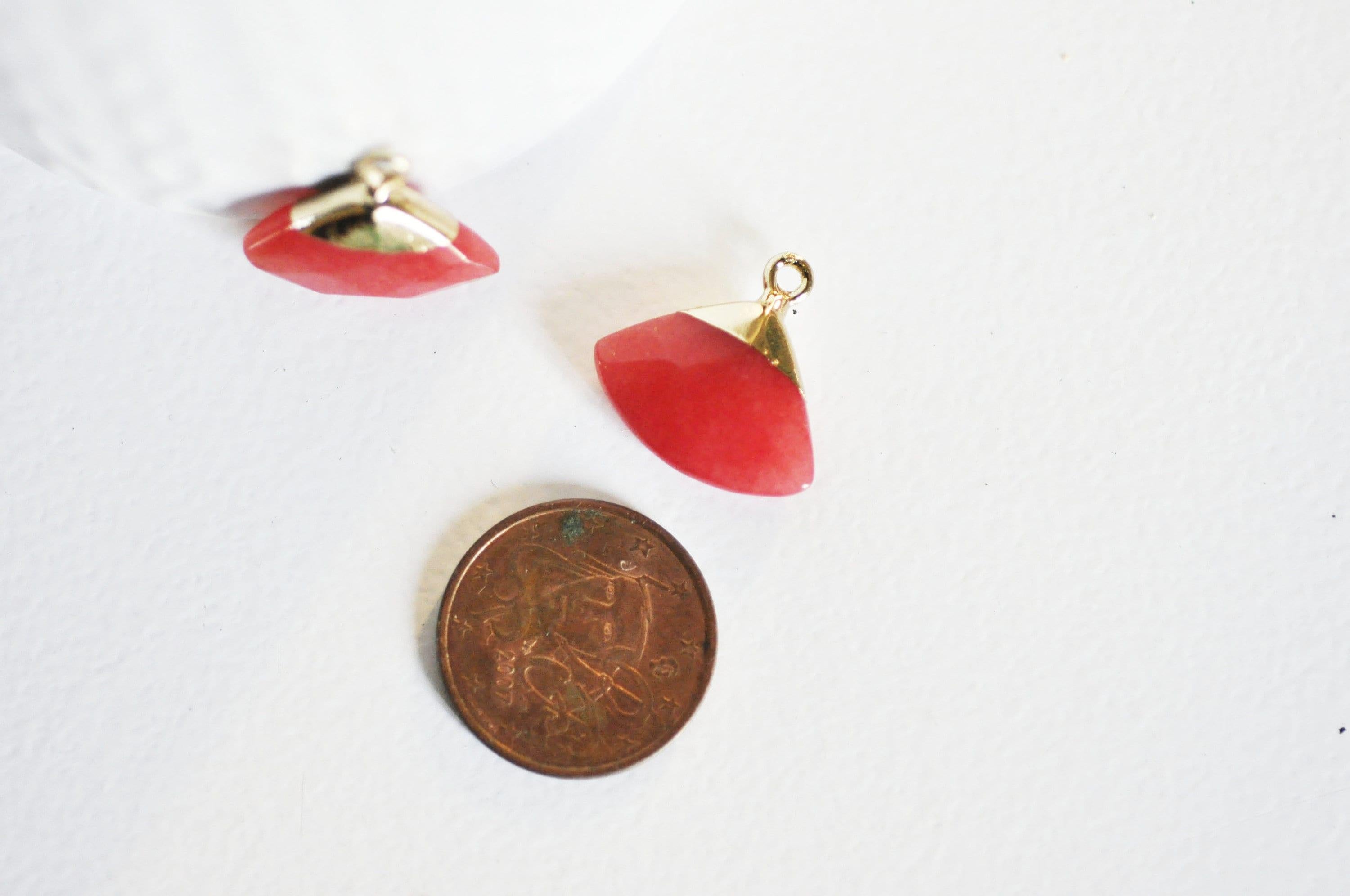 Pendentif triangle jade naturel rouge facettes 20mm, x1 (G2717)