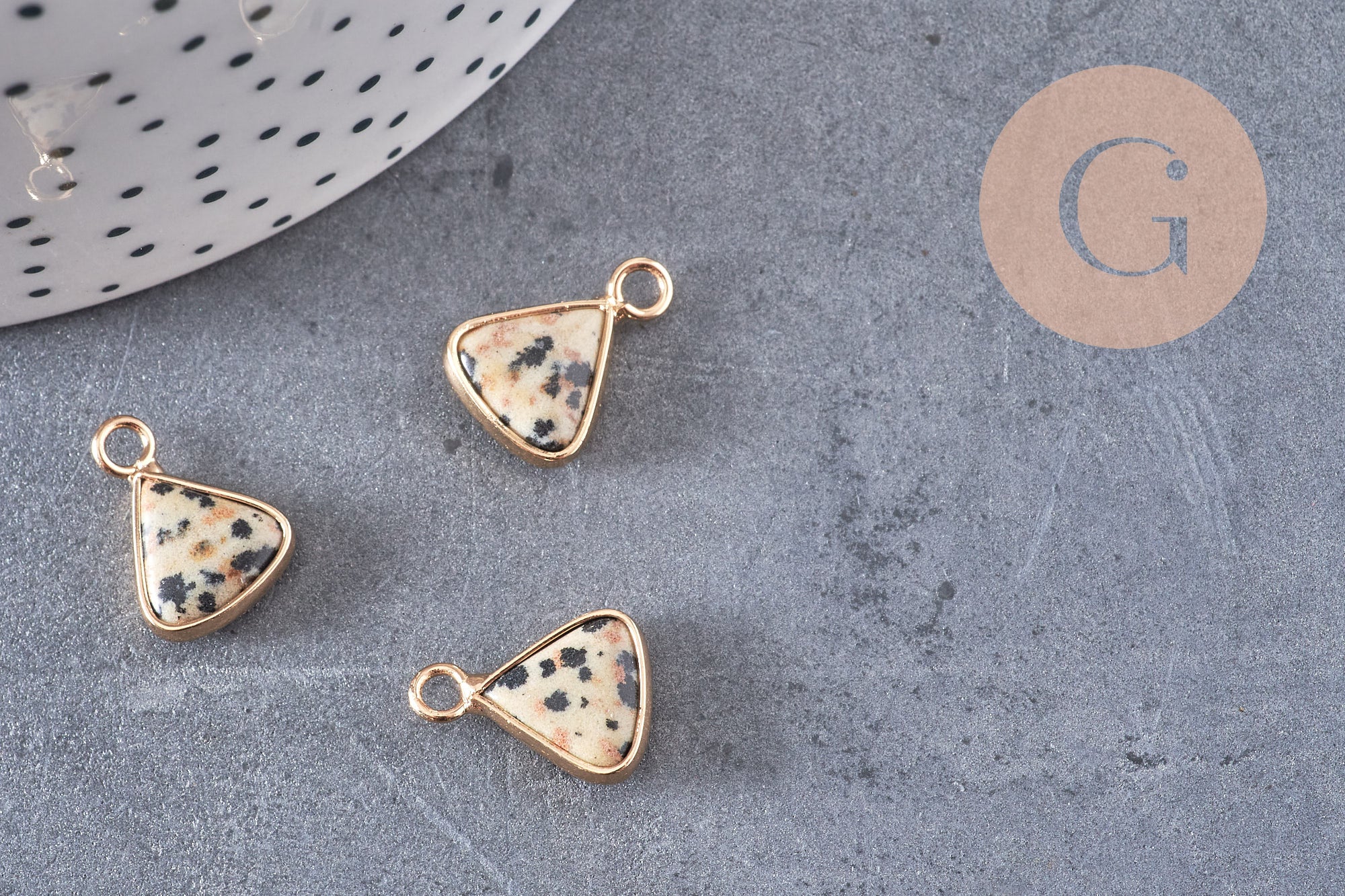 Pendentif triangle jaspe dalmatien naturel laiton doré 16mm, x1 (G0976)