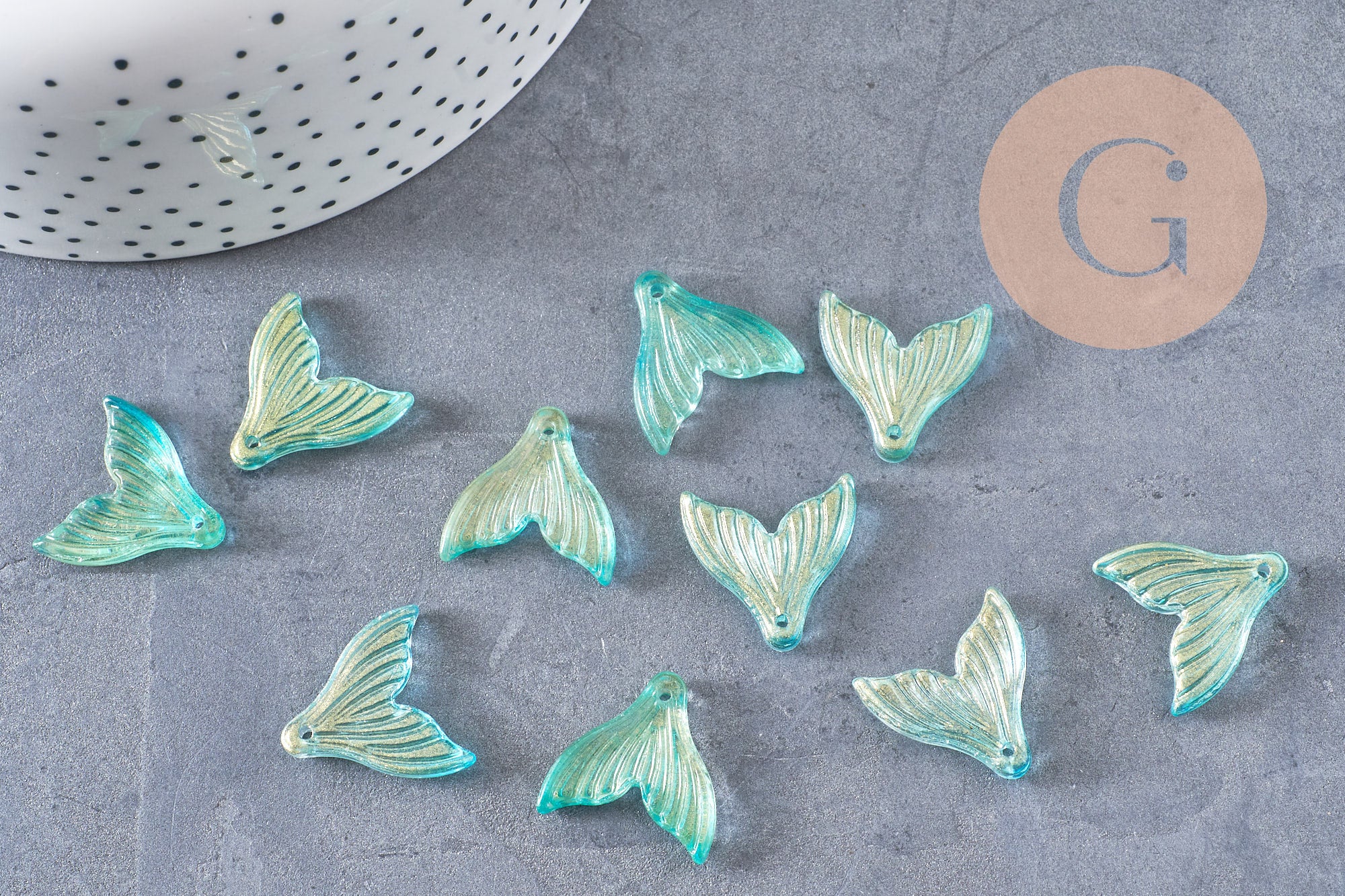 Pendentif verre turquoise queue de poisson 19x19.5mm, x10 (G6290)