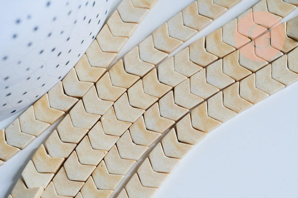 Perle agate naturelle teintée beige forme V, pierre naturel, 8mm, fil de 38cm, x1 (G7067)