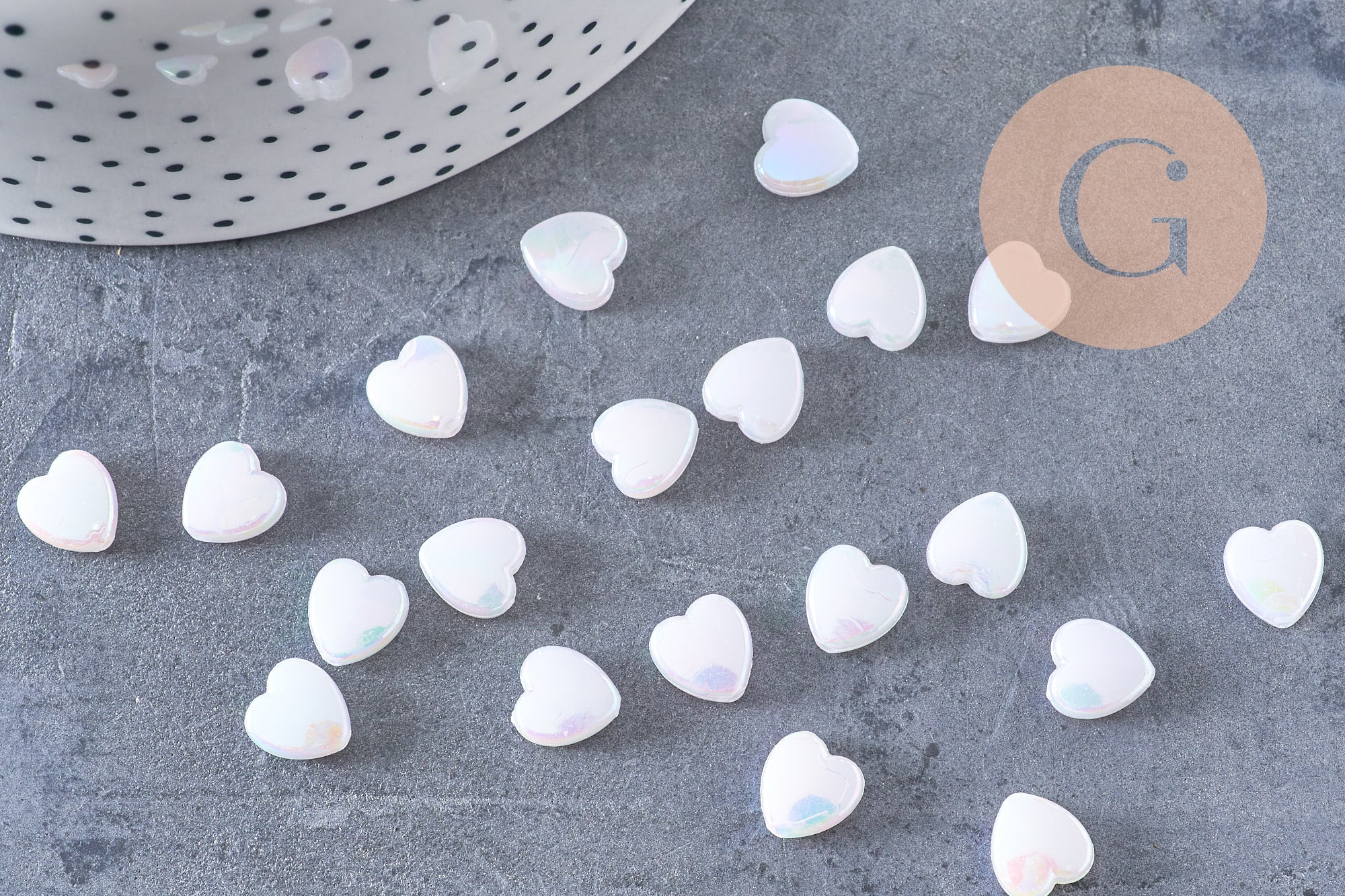 Perle coeur plastique acrylique blanc irisé 8mm, x30 (5.7gr) (G3490)