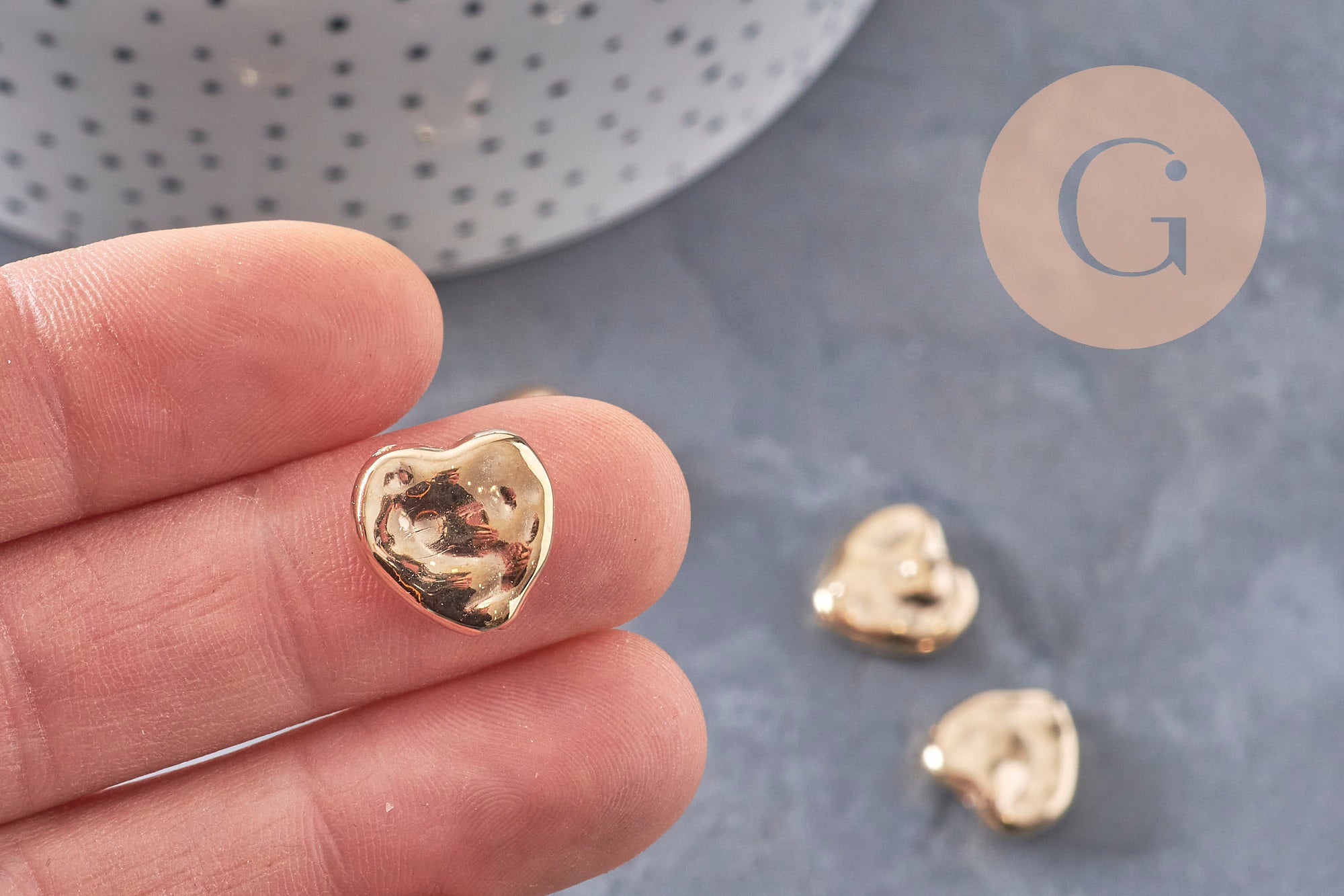 Perle coeur texturé plastique doré 13.5mm, x20 (G10967)