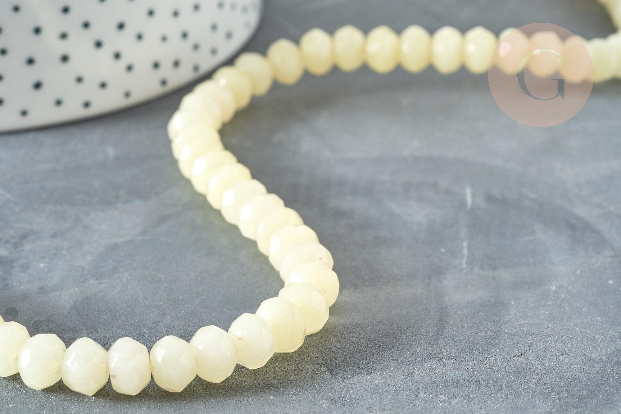 Perle jade jaune clair, pierre, 8x6mm, fil de 40cm, x1 (G7334)