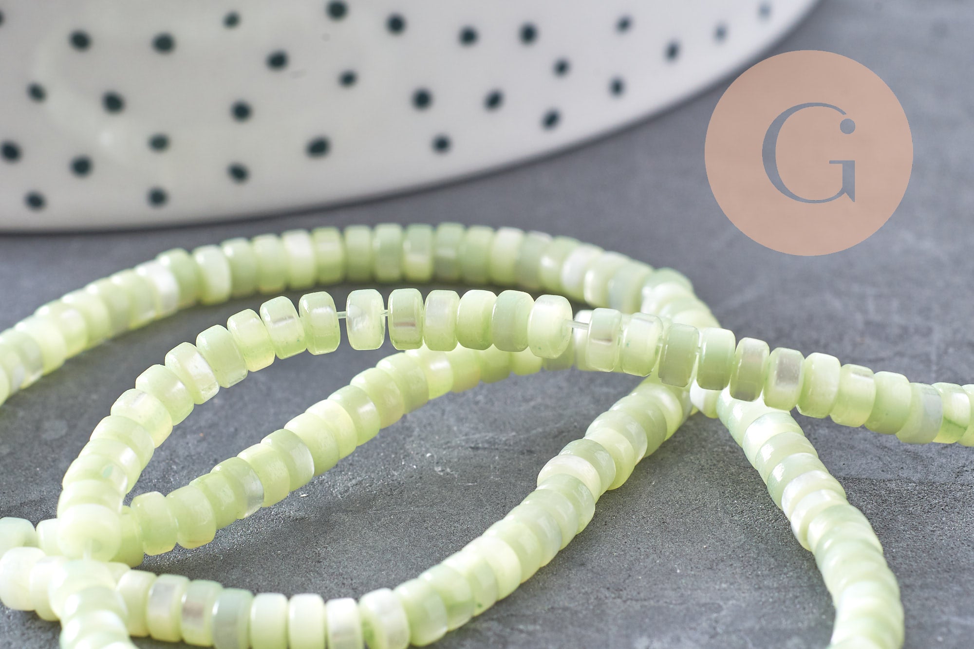Perle nacre naturelle heishi vert pastel,tube coquillage coloré,perle coquillage,2x4mm, le fil de 40cm, x1 (G4770)