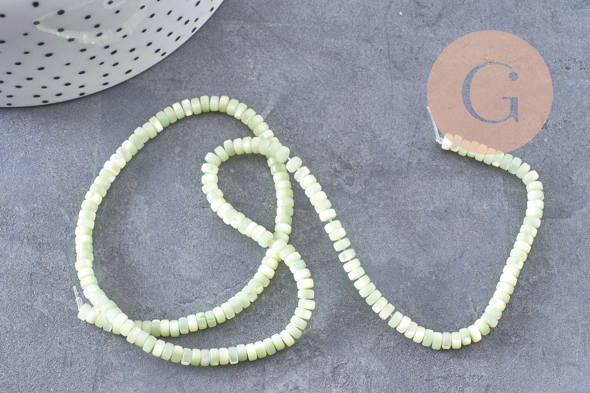 Perle nacre naturelle heishi vert pastel,tube coquillage coloré,perle coquillage,2x4mm, le fil de 40cm, x1 (G4770)
