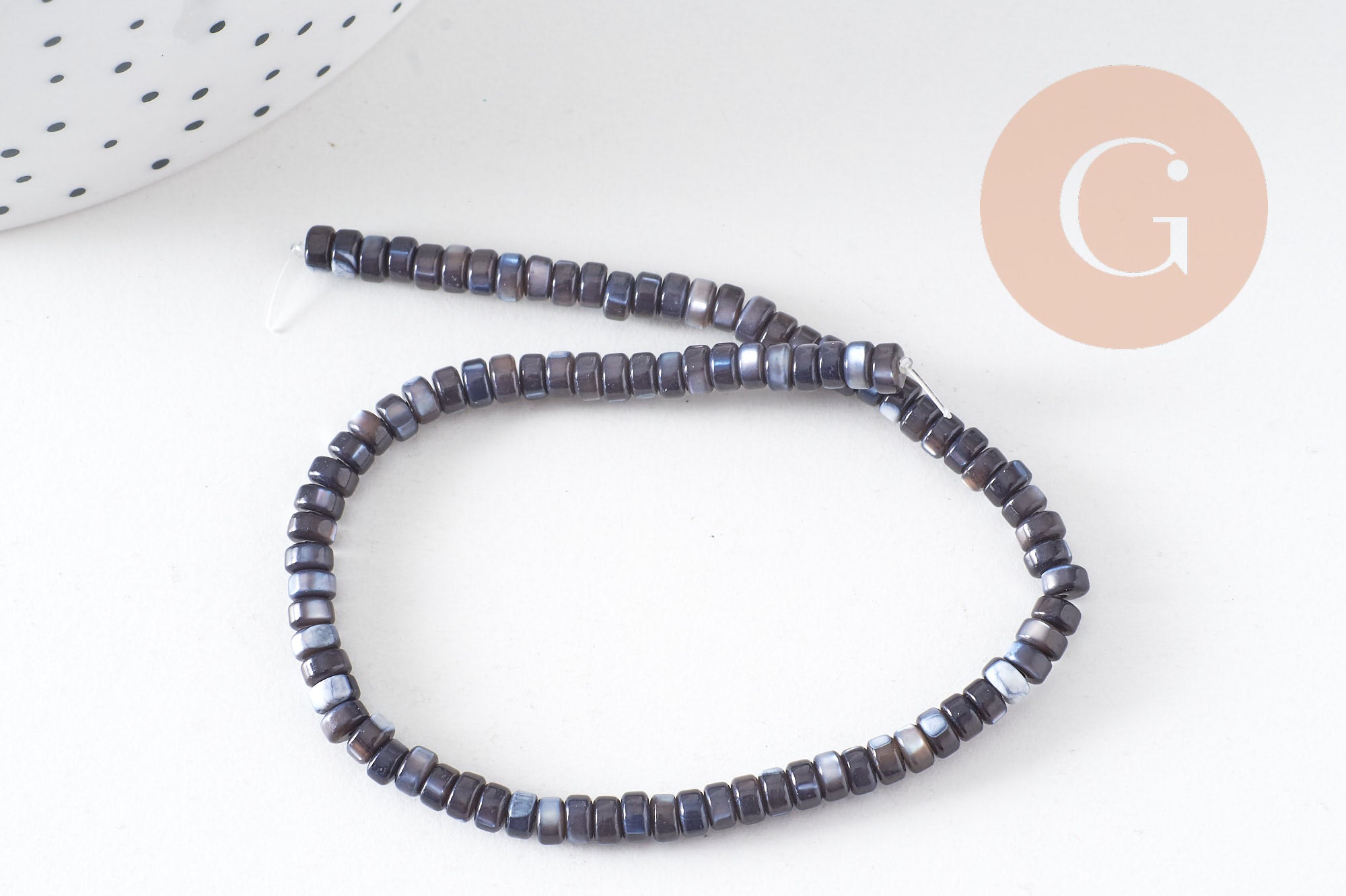 Perle nacre noire naturelle heishi, tube coquillage ivoire, 2x4mm, fil de 95 perles, x1 (G5417)