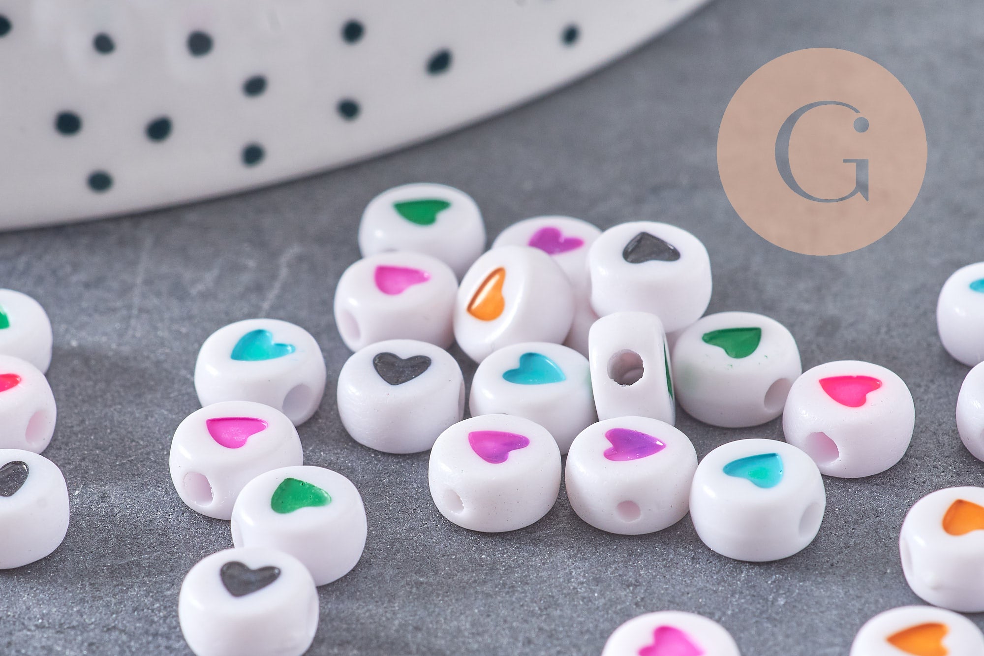 Perle ronde coeur coloré plastique blanc 7mm, perle ronde lettre,perle coeur, x 10Gr (G1805)
