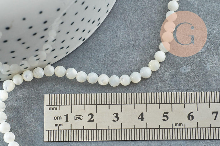 Perle ronde nacre blanche coquillage naturel 4mm, x1 fil de 41 cm (G1724)