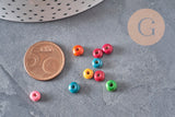 Perles rondelles en bois multicolores de 5x3mm disposées à côté d'une pièce de 5 centimes pour l'échelle.