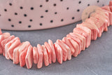 Perles chips coquillage naturel teinté en rose 15mm, fil de 40cm, x1 (G0147)